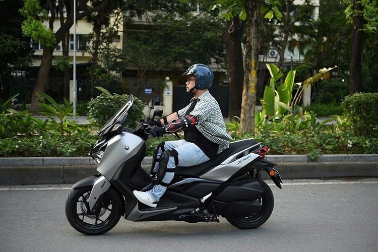 ទម្ងន់ 182 គីឡូក្រាម Yamaha XMAX 300 មិនស្រាលសម្រាប់អ្នកចាប់ផ្តើមដំបូងឡើយ ប៉ុន្តែវាក្លាយជាគុណសម្បត្តិមួយនៅពេលដែលរថយន្តកំពុងដំណើរការក្នុងល្បឿនលឿន ផ្តល់នូវអារម្មណ៍ស្ថេរភាព និងការគ្រប់គ្រងកាន់តែប្រសើរ។ 4-5177.jpg