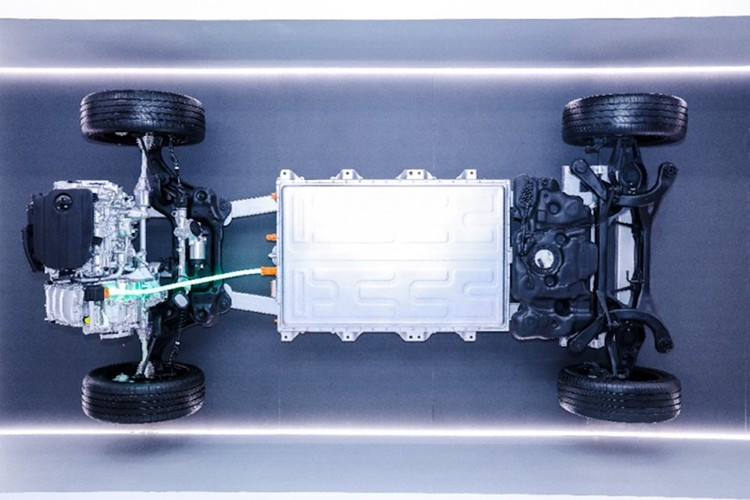 Động cơ 1.5L cho công suất tối đa 82kW (110 mã lực), mô-men xoắn cực đại 135Nm và hiệu suất nhiệt tối đa 43%. Động cơ điện có công suất tối đa 137kW (184 mã lực) và mô-men xoắn cực đại 330Nm. 9-875.jpg