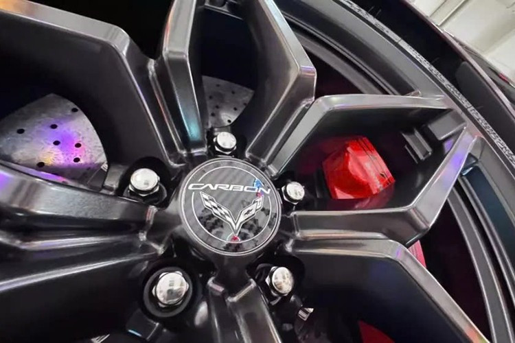 Автомобиль также оснащен 19-дюймовыми и 21-дюймовыми дисками ZR1 цвета Satin Graphite с шинами Michelin Pilot Sport Cup 2 размером 285/30 спереди и 335/25 сзади. Ещё одним изюминкой являются красные тормозные суппорты Brembo. 8-4047.jpg