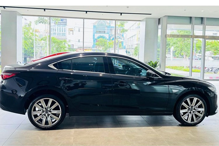 រថយន្តប្រភេទ D-segment sedan របស់ក្រុមហ៊ុន Mazda មានគុណសម្បត្តិផ្នែកខាងក្នុងធំទូលាយ ម៉ាស៊ីនប្រើប្រាស់បានយូរ បរិក្ខារសមរម្យ និងតម្លៃសមរម្យ។ 4.jpg