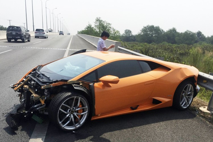 Vụ tai nạn trên cao tốc Long Thành - Dầu Giây đã khiến chiếc xe Lamborghini Huracan LP610-4 màu cam hư hỏng nặng 3-5430.jpg