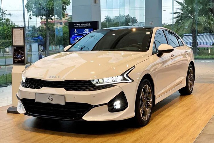 Kia K5 xếp thứ 2 với con số vỏn vẹn 17 xe, nắm giữ 6,6% thị phần phân khúc. 3.jpg
