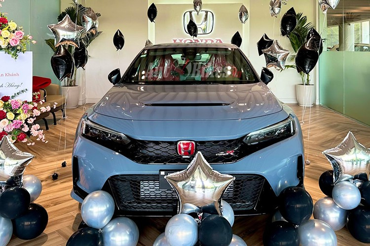 ホンダ・シビック・タイプR:1台 フォード・エクスプローラーと同様に、ホンダ・シビック・タイプRも昨年9月の販売台数はわずか1台でした。しかし、フォードSUVとは異なり、この高性能版シビックはベトナムでの販売が中止されていません。このモデルはベトナムで受注生産されており、販売価格は最大29億9,900万ドンです。 3-3554.jpg