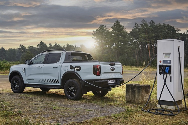 Tại Việt Nam, Ford Ranger vẫn duy trì vị thế dẫn đầu phân khúc xe bán tải với 1.254 xe bán ra trong tháng 5, giảm 8,2% so với 1.366 xe của tháng 4. 4.jpg