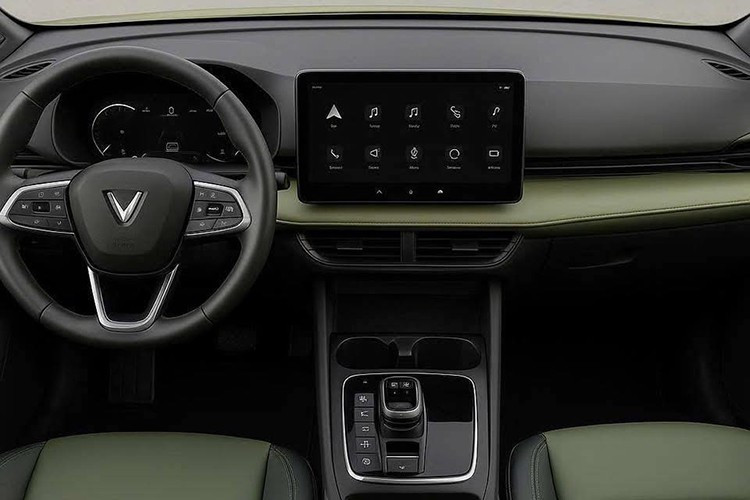 The smart features on this VinFast model have been streamlined to include self-diagnosis of faults, remote software updates, and payment of battery charging fees via QR code on a smartphone. 8-1322.jpg
