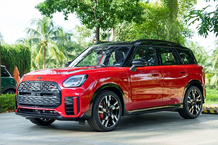 Компании THACO AUTO и MINI Vietnam официально представили во Вьетнаме новое поколение MINI John Cooper Works (JCW) Countryman 2025 с серией усовершенствований в области дизайна, технологий, производительности в сочетании с характеристиками высокопроизводительных автомобилей. 1-2874.jpg