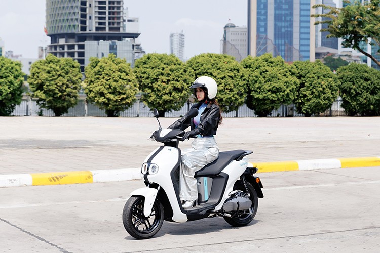 NEO’s được trang bị pin Lithium-ion 51,1V, cho phép di chuyển quãng đường khoảng 72km sau mỗi lần sạc đầy. Khi lắp thêm pin dự phòng, tổng quãng đường có thể đạt tới 144 km. 3-8310.jpg