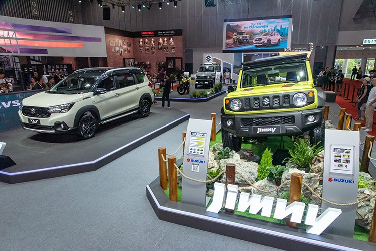 Suzuki Việt Nam đang phối hợp với hệ thống đại lý ủy quyền triển khai ưu đãi cho mẫu xe XL7 và Jimny với giá trị quy đổi 30 đến 80 triệu đồng. 1.jpg