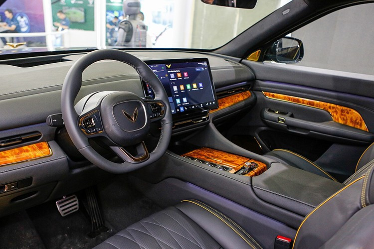 Das Auto ist mit einem High-End-Soundsystem von Audison mit 13 Satellitenlautsprechern und 1 Subwoofer ausgestattet (die kugelsichere Version verwendet 11 Lautsprecher). Eine Zweizonen-Klimaautomatik mit separaten Bildschirmen für die Rücksitze sowie ein Telefonsystem zwischen Fahrer und Passagieren sind ebenfalls integriert. 4-1076.jpg