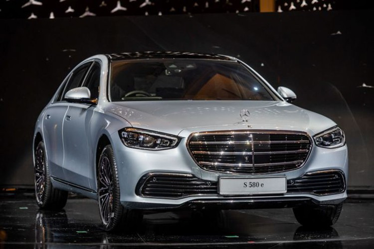 Mercedes-Benz S580e 2025 – 48 dặm Tiêu hao nhiên liệu: 23 MPG / 63 MPGe. Tổng phạm vi: 470 dặm. Giá khởi điểm: 129.350 USD. Nếu Prius là lựa chọn tiết kiệm, thì S-Class là đại diện của sự sang trọng. Mẫu sedan đầu bảng của Mercedes cung cấp 48 dặm chạy điện – lý tưởng cho các CEO muốn thể hiện hình ảnh "bền vững" mà vẫn đẳng cấp. 7-4080.jpg