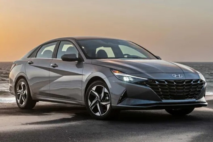 Hyundai Elantra Hybrid Blue: 4,36 l/100 km. Die Elantra Hybrid Blue-Version überzeugt mit einem Kraftstoffverbrauch von nur 4,0 l/100 km auf der Autobahn. Diese Version bietet zudem den Vorteil eines günstigen Preises und hoher Zuverlässigkeit und ist damit die ideale Wahl für alle, die ein sparsames und dennoch komfortables Auto für den Alltag suchen. 2-9113.jpg