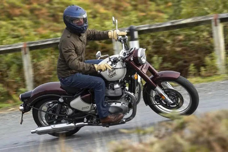 Angetrieben wird die Classic 650 von einem luft- und flüssigkeitsgekühlten Reihenzweizylindermotor mit 648 ccm, der eine maximale Leistung von 46,4 PS bei 7.250 U/min und ein maximales Drehmoment von 52,3 Nm bei 5.650 U/min erzeugt. 2-5026.jpg