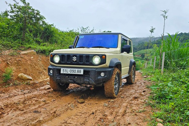 Suzuki Jimny Trong tháng 6/2025, Suzuki Jimny nằm ở vị trí cuối cùng trong top 10 ôtô bán ế thị trường Việt Nam. Tuy nhiên, sang tháng 7/2025, mẫu xe này đã tụt xuống vị trí thứ 5 với doanh số chỉ 17 chiếc, giảm đến 48,4%. Điểm yếu của Suzuki Jimny tại Việt Nam nằm ở giá cao, kích thước, trang bị tiện nghi và an toàn của xe chưa tương xứng giá bán. Ngoài ra, xe còn có nguồn cung hạn chế vì nhập khẩu nguyên chiếc từ Nhật Bản. 6-2528.jpg