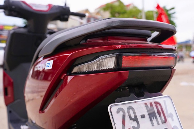 Pin xe máy điện Honda ECON e: có trọng lượng khoảng 10 kg, có thể xách tay và sạc bằng điện 220V dân dụng. Thời gian sạc đầy khoảng 7,5 giờ. 6-1795.jpg