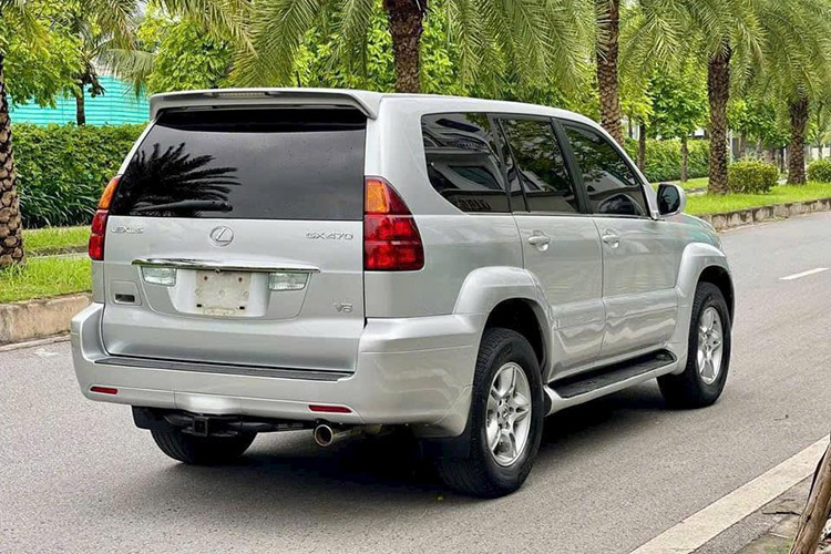 أبرز ما يميز RX 350 هو سلاسة تشغيلها وهدوئها الفائق. تعمل السيارة بمحرك بنزين V6 سعة 3.5 لتر، بقوة 270 حصانًا وعزم دوران أقصى يبلغ 348 نيوتن متر، مع ناقل حركة أوتوماتيكي بست سرعات ونظام دفع رباعي دائم (AWD). 9-1897.jpg