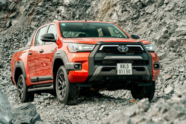 Toyota Hilux đứng thứ hai với 330 xe, giảm 60 chiếc. 3-4456.jpg