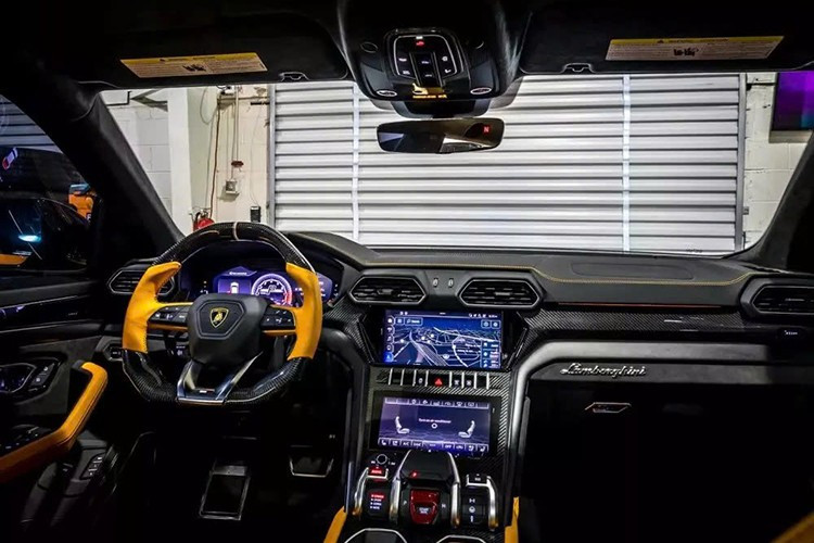 Laut dem Händler, der Autos für Filmstars, Sportstars und Sängerinnen individualisiert, ist das Auto ab sofort erhältlich und der genaue Verkaufspreis ist nur eine SMS entfernt. Schauen Sie sich in der Zwischenzeit die coolen Features an. 4-3886.jpg