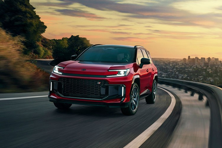 Trotz der bevorstehenden Herausforderungen ist Toyota davon überzeugt, dass PHEVs die logische Brücke zwischen herkömmlichen Benzinautos und vollelektrischen Fahrzeugen darstellen. 2-4237.jpg