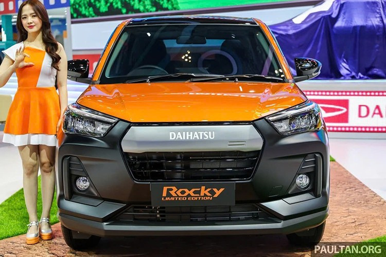 Компания Daihatsu принимает заказы на эту модель только во время выставки GIIAS (24 июля – 3 августа), поэтому заинтересованным клиентам следует поторопиться с размещением заказов, если они хотят стать обладателями одного из немногих когда-либо выпущенных специальных Rocky. 8-6185.jpg