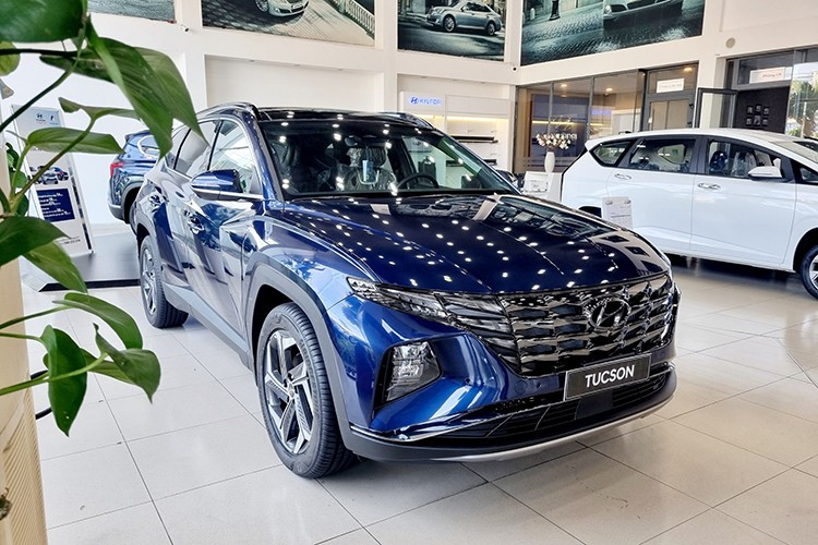 Theo khảo sát một đại lý tại Hà Nội, bản tiêu chuẩn của Tucson giảm trực tiếp 40 triệu đồng, từ 769 triệu xuống còn 729 triệu đồng. 2-9446.jpg