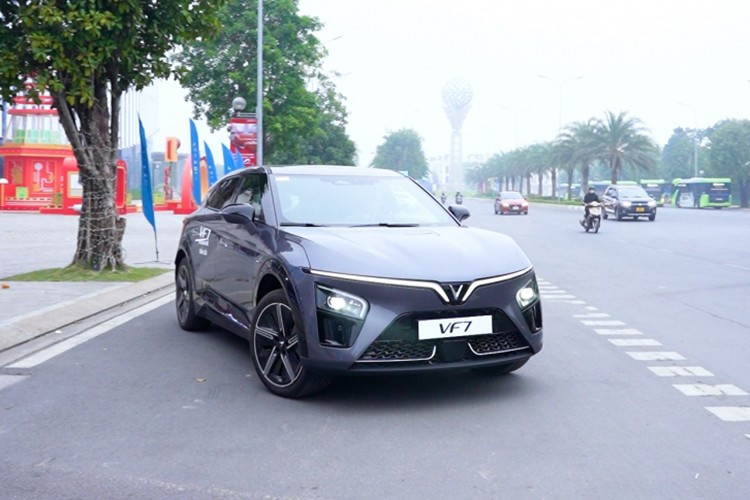 VF7 nổi bật nhờ phong cách thời trang và khả năng vận hành mạnh mẽ. Trong tháng 8, mẫu xe này ghi nhận 718 xe bàn giao. 4-5129.jpg