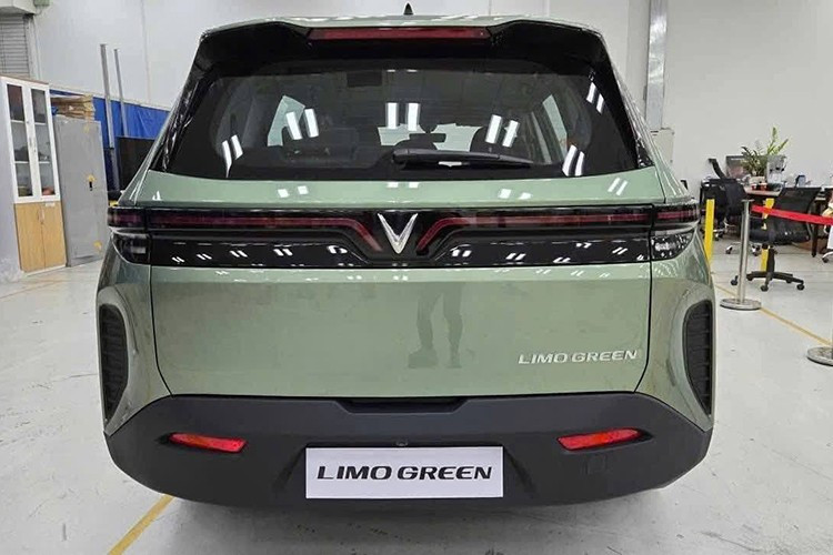 Overall, the car's design doesn't differ much from the previously released images. The front features the distinctive V logo and a striking LED light strip extending to both sides, a large central air intake similar to the VF7, and five-petal flower-shaped alloy wheels. At the rear, the LED taillights, turn signals, and reverse lights are seamlessly integrated into a glossy black trim panel. 4-2135.jpg