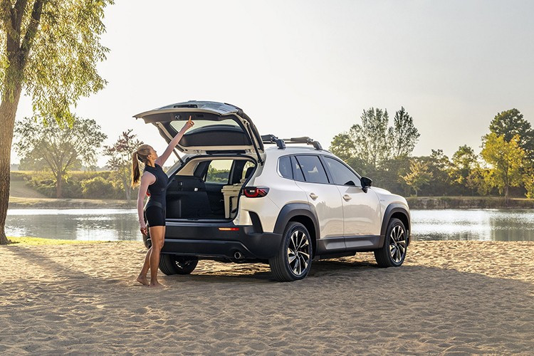 Đáng chú ý, CX-50 2026 còn có tùy chọn hybrid, kết hợp động cơ 2.5L hút khí tự nhiên với ba mô-tơ điện, hộp số eCVT và dẫn động eAWD. Hệ thống này cho công suất 219 mã lực, tiêu thụ nhiên liệu chỉ 6,2 l/100 km (EPA) và tầm hoạt động tối đa gần 900 km. 7-5666.jpg