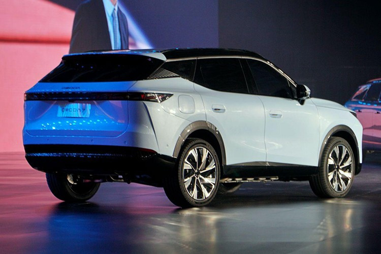 تستخدم نسخة PHEV محركًا كهربائيًا بقوة إجمالية تبلغ 346 حصانًا، وتتسارع من 0 إلى 100 كم/ساعة في 9 ثوانٍ، وكفاءة ميكانيكية تبلغ 98%، وبطارية بسعة 18.4 كيلوواط/ساعة، مما يوفر مدى يصل إلى 95 كم بالاعتماد على الطاقة الكهربائية فقط. لم يُعلن رسميًا عن سعر سيارة Omoda C7 PHEV في فيتنام حتى الآن. 14.jpg