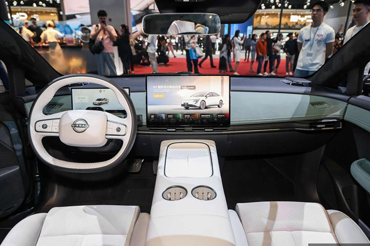 នៅខាងក្នុងកាប៊ីនយន្ដហោះ Nissan N7 មានភាពលេចធ្លោជាមួយនឹងអេក្រង់ប៉ះកណ្តាលទំហំ 15.6 អ៊ីញជាមួយនឹងកម្រិតភាពច្បាស់ 2.5K រួមបញ្ចូលជាមួយកម្មវិធីដើម្បីជួយកាត់បន្ថយជំងឺចលនា។ 4.jpg