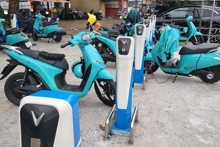 Mô hình trạm sạc dành riêng cho xe máy điện của thương hiệu Vinfast. 3.jpg