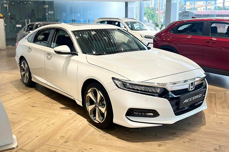 Honda Accord Tương tự tháng 6/2025, mẫu xe đứng ngay phía sau Ford Explorer trong top 10 ôtô bán kém nhất thị trường cũng là Honda Accord. Mẫu sedan hạng trung này bán ra 4 chiếc, tăng trưởng 100% so với tháng liền trước. Trong vài tháng trở lại đây, Honda Accord đã bị hãng cắt chương trình ưu đãi tiền mặt trị giá lên đến 250 triệu đồng. Việc thế hệ mới của mẫu xe này về Việt Nam trong thời gian tới cũng còn bỏ ngỏ. 3-1526.jpg