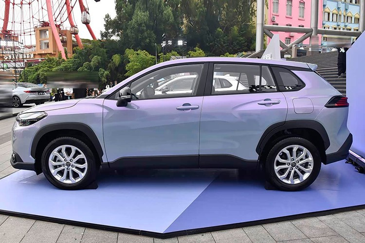 Toyota Frontlander SUV ដើរតួនាទីជា GAC Toyota Joint Venture of Corolla Cross។ មិនដូចរថយន្ត Frontlander ទេ Corolla Cross ត្រូវបានផលិតដោយក្រុមហ៊ុនបណ្តាក់ទុនរួមគ្នា FAW Toyota សម្រាប់ទីផ្សារប្រទេសចិន។ 4-7001.jpg