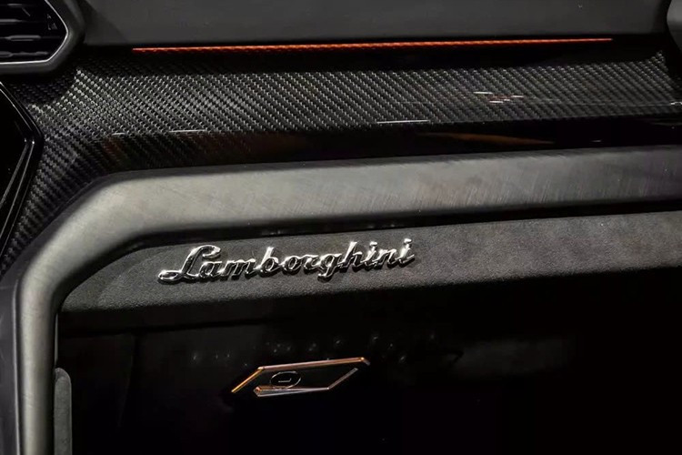 Der 4,0-Liter-V8-Motor wurde für diese Version optimiert, um dank eines speziellen Auspuffpakets zusätzliche 175 PS zu erzielen und erreicht nun insgesamt 816 PS – deutlich mehr Leistung als beispielsweise ein Ferrari Purosangue mit V12-Motor. 3-6848.jpg