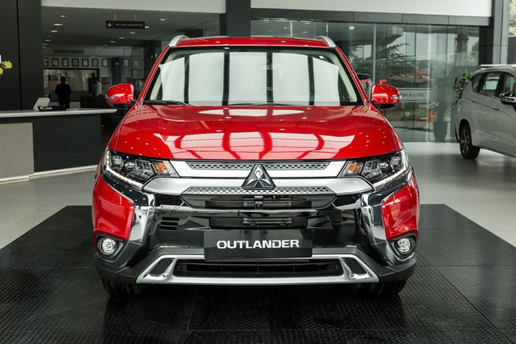 Mitsubishi Outlander Mẫu xe còn lại trong top ôtô ế ẩm nhất Việt Nam trong tháng 7/2025 là Mitsubishi Outlander. Mẫu xe này bán ra 37 chiếc, tăng trưởng 19,3%. Đây là mẫu xe hiếm hoi trong top 10 này tăng trưởng dương trong tháng 7 vừa qua. Lần nâng cấp gần đây nhất của Mitsubishi Outlander tại Việt Nam là năm 2020. Điều này, cộng giá bán không quá rẻ (từ 825 - 950 triệu đồng), là nguyên nhân khiến Outlander bán kém trong phân khúc SUV cỡ C. 11-2296.jpg