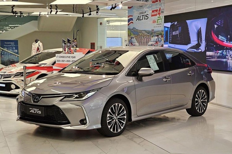 Toyota Corolla Altis Toyota Corolla Altis chỉ bán được 23 xe, giảm 4,1%. Với kết quả này, mẫu xe nhà Toyota tiếp tục xếp cuối cùng trong phân khúc sedan hạng C tại Việt Nam. Toyota Corolla Altis không còn giữ được phong độ như trước một phần là vì đã lâu không được nâng cấp về mặt thiết kế, trang bị và động cơ. Bên cạnh đó, xe còn sở hữu giá bán kém hấp dẫn, dao động từ 725 - 870 triệu đồng. 10-1432.jpg