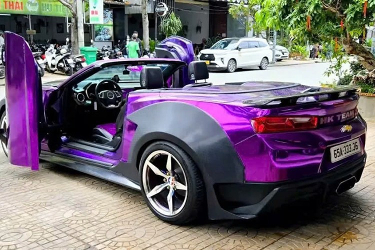 Als nächstes kommt das Bodykit, die Radkästen dieses Chevrolet Camaro Cabrio-Sportwagens sind mit zusätzlichen Paneelen abgedeckt, was das Auto gemäß dem Widebody-Paket aggressiver macht, gefolgt vom Frontspoiler mit Highlights, die beiden Seiten der Front des Autos haben große Haifischflossen. 4-1033.jpg