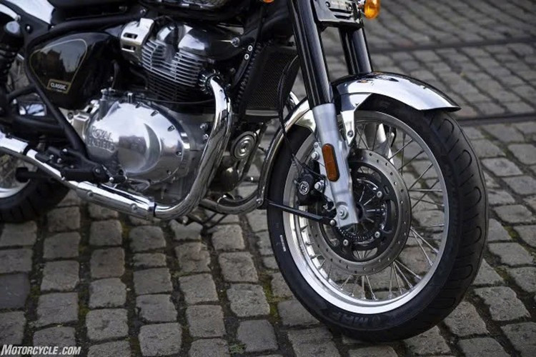 Die neue Royal Enfield Classic 650 2025 basiert auf dem Chassis der Super Meteor 650 und Shotgun 650, wurde jedoch optimiert, um eine bequemere und klassischere Sitzposition zu bieten. 8-9435.jpg