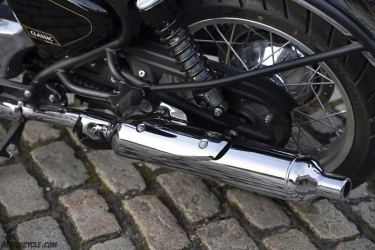 Das Motorrad fährt auf 19-Zoll-Speichenrädern vorn und 18-Zoll-Hinterrädern mit schlauchlosen Reifen (100/90-19 vorn und 140/70-R18 hinten). Die Vorderradaufhängung ist eine traditionelle Teleskopfederung, während die Hinterradaufhängung über ein Paar Doppelfeder-Stoßdämpfer der Marke Showa verfügt und so für ein ausgewogenes Verhältnis zwischen Laufruhe und Fahrverhalten sorgt. 5-7050.jpg