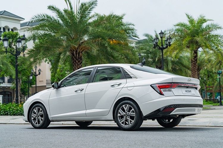 នៅក្រោមក្រណាត់ Hyundai Accent គឺជាម៉ាស៊ីនចំណុះ 1.5L ធម្មជាតិ ដែលមានសមត្ថភាពអតិបរមា 115 សេះ និងកម្លាំងបង្វិលអតិបរមា 144 Nm ។ 3-5616.jpg