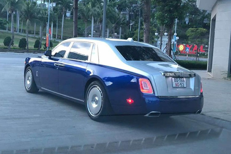 វាមិនទាន់ច្បាស់ថាតើ Phantom VIII នេះត្រូវបាននាំចូលជាផ្លូវការ ឬតាមរយៈអង្គភាពឯកជន។ ទោះជាយ៉ាងណាក៏ដោយ ជាមួយនឹងការកំណត់រចនាសម្ព័ន្ធផ្ទាល់ខ្លួនមានតម្លៃថ្លៃ ប្រសិនបើរថយន្តនេះត្រូវបានចុះបញ្ជីដោយផ្លាកលេខការទូត តម្លៃអាចមានប្រហែល 1 លានដុល្លារអាមេរិក (ស្មើនឹងជិត 25 ពាន់លានដុង)។ 8-106.jpg
