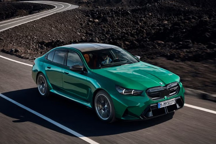 BMW M5 PHEV រថយន្ត BMW M5 ជំនាន់ទី 7 ថ្មីៗនេះ ត្រូវបានធ្វើឱ្យប្រសើរឡើងជាមួយនឹងកម្លាំងម៉ាស៊ីន M Hybrid ចុងក្រោយបង្អស់។ ការផ្តល់ថាមពលដល់រថយន្តគឺជាខ្សែថាមពល PHEV ដែលរួមបញ្ចូលម៉ាស៊ីន V8 ចំណុះ 4.4L twin-turbocharged ជាមួយនឹងម៉ូទ័រអគ្គិសនី។ អ្វីដែលពិសេសនោះគឺថា powertrain នេះជួយឱ្យរថយន្ត M5 រក្សាបាននូវដំណើរការដ៏មានអានុភាពរបស់វា ខណៈពេលដែលការបង្កើនប្រសិទ្ធភាពប្រេងយ៉ាងខ្លាំង ខណៈពេលដែលវាក៏អនុញ្ញាតឱ្យរថយន្តធ្វើដំណើរក្នុងចម្ងាយខ្លីដោយប្រើប្រាស់អគ្គិសនីផងដែរ។ 3-9260.jpg