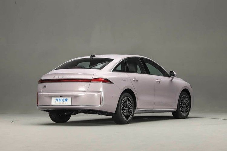 Tốc độ tối đa của xe đạt 185km/h, mức tiêu thụ nhiên liệu toàn phần CLTC là 2,91 lít/100km và thời gian tăng tốc từ 0-100 km/h là 7,9 giây. 10-8666.jpg