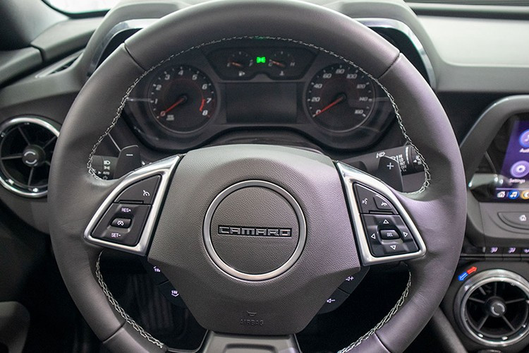 Zu den weiteren Annehmlichkeiten des 2019 Chevrolet Camaro Cabrios des Can Tho-Tycoons gehören: Automatische Klimaanlage, One-Touch-Fenster, Cabrioverdeck, das sich in nur etwa 17 Sekunden öffnet/schließt, elektronische Handbremse, Start per Knopfdruck … 10-8313.jpg