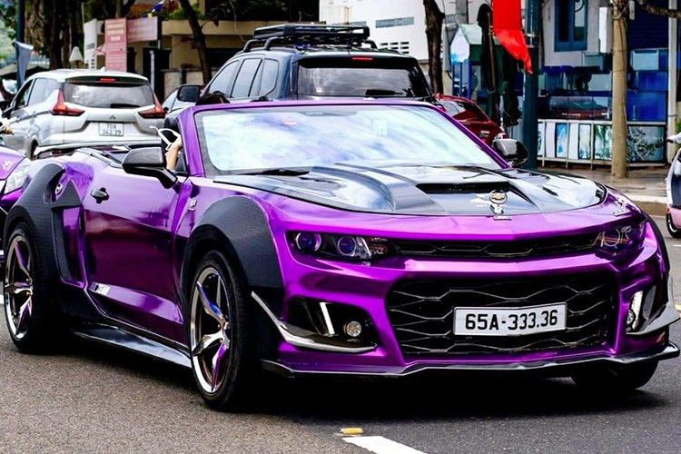 Kürzlich ist eine Flotte von Sportwagen und Luxusautos auf den Straßen von Vung Tau in Ho-Chi-Minh-Stadt aufgetaucht, doch im Mittelpunkt der Aufmerksamkeit steht der Chevrolet Camaro Cabrio eines Tycoons aus Can Tho. Mit einem einzigartigen Bodykit, einem vierstelligen Nummernschild aus Can Tho und – ganz wichtig – einer auffälligen violetten Farbe zog er sofort die Aufmerksamkeit der Passanten im Bezirk Vung Tau in Ho-Chi-Minh-Stadt auf sich. 1-8159.jpg