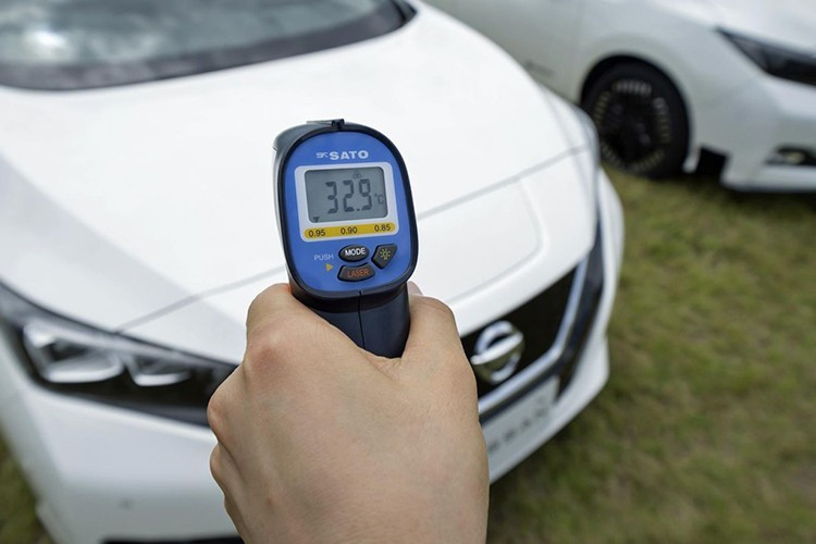 Xe Nissan sử dụng lớp sơn này có nhiệt độ bề mặt ngoài giảm tới 12°C và nhiệt độ trong cabin giảm khoảng 5°C so với xe dùng sơn thông thường. 2-9876.jpg