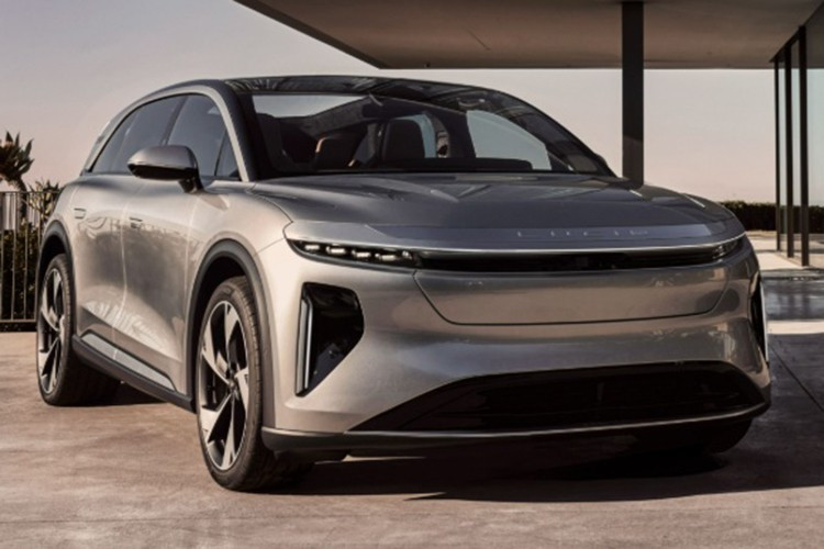 Lucid Gravity EV Lucid បន្តបង្កើតសញ្ញាសម្គាល់របស់ខ្លួនជាមួយនឹង Gravity ដែលជារថយន្ត SUV អគ្គិសនីដ៏ប្រណិតដែលមានចម្ងាយរហូតដល់ 724 គីឡូម៉ែត្រ។ រថយន្តនេះមានកញ្ចប់ថាមពលថ្ម 123 kWh និងបច្ចេកវិទ្យាសាកថ្មលឿន 400 kW ដែលអនុញ្ញាតឱ្យរថយន្តអាចរត់បានចម្ងាយ 322 គីឡូម៉ែត្របន្ថែមបន្ទាប់ពីសាកថ្មត្រឹមតែ 11 នាទីប៉ុណ្ណោះ។ ជាមួយនឹងកម្លាំង 828 សេះ Gravity មិនត្រឹមតែជារថយន្តប្រភេទ SUV លក្ខណៈគ្រួសារប៉ុណ្ណោះទេ ថែមទាំងជាគូប្រជែងដ៏ខ្លាំងជាមួយ Tesla Model X និង Mercedes EQS SUV ផងដែរ។ 8-5619.jpg
