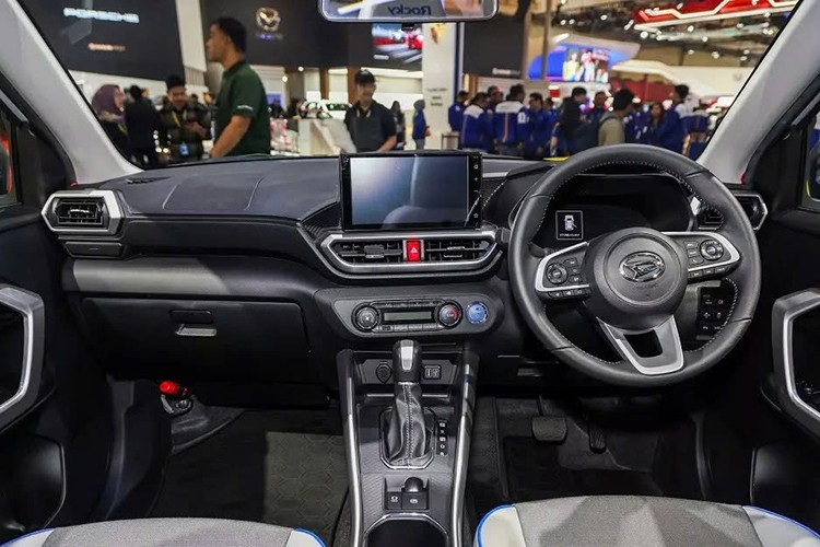 Daihatsu Rocky Hybrid оснащен цифровой приборной панелью, электронным ручным тормозом, функцией автоматического временного удержания тормоза, розеткой на 100 В, системой предупреждения о столкновении, торможением при столкновении, управлением дроссельной заслонкой, предупреждением о выходе впереди идущего автомобиля за пределы полосы движения, предупреждением о выходе из полосы движения и системой предотвращения выхода из полосы движения. 6-4221.jpg