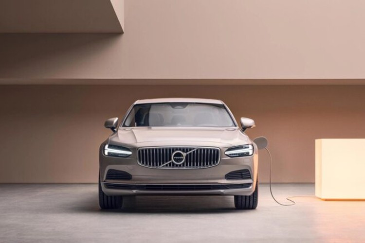 Volvo S90 T8 2025 – 38 dặm Tiêu hao nhiên liệu: 29 MPG / 66 MPGe. Tổng phạm vi: 500 dặm. Giá khởi điểm: 66.845 USD. Chiếc sedan hạng sang đến từ Thụy Điển cạnh tranh với Mercedes E-Class và BMW 5-Series, và cung cấp phạm vi điện tương đương Outlander. Tuy nhiên, hiệu suất nhiên liệu và tổng phạm vi tốt hơn giúp S90 xếp hạng cao hơn. 3-214.jpg