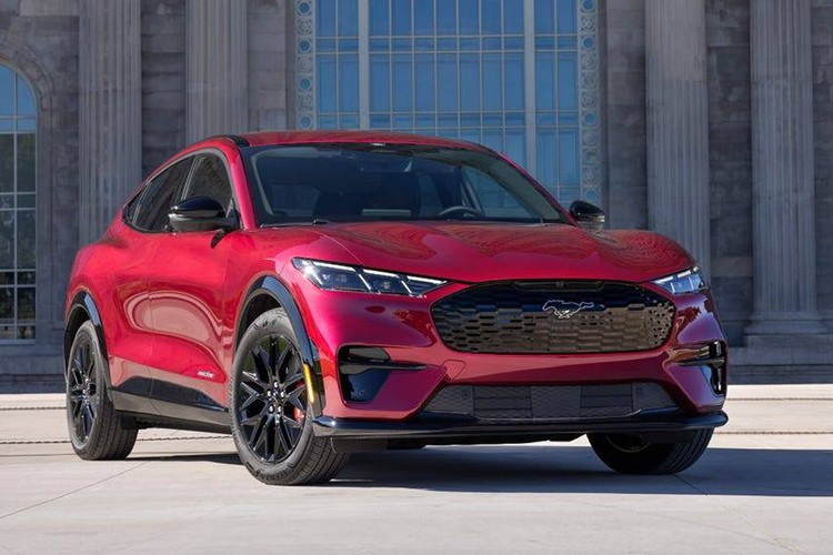 Ford Mustang Mach-E đã được giới thiệu vào tháng 11/2019, là một chiếc SUV nhỏ gọn chạy bằng điện hoàn toàn. 3-2815.jpg