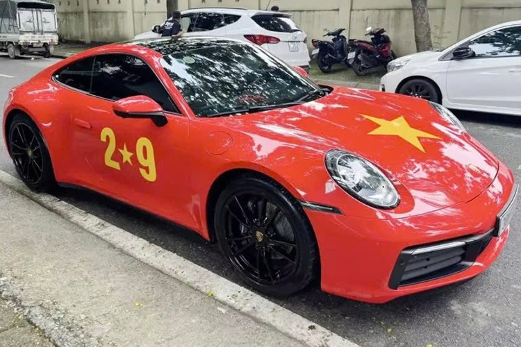 このポルシェ 911 には、ハイライトとなる黒く塗装されたディテールが多数あり、黒く塗装された美しい 5 本スポーク ホイール セットが付いています。 2-1776.jpg
